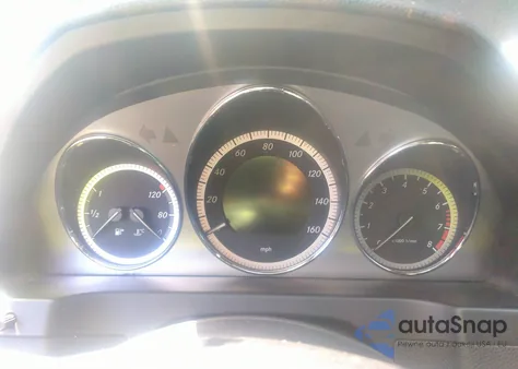 2010 Mercedes-Benz C 300 Luxury/Sport z USA, uszkodzony, nr VIN WDDGF5EB2AR086368